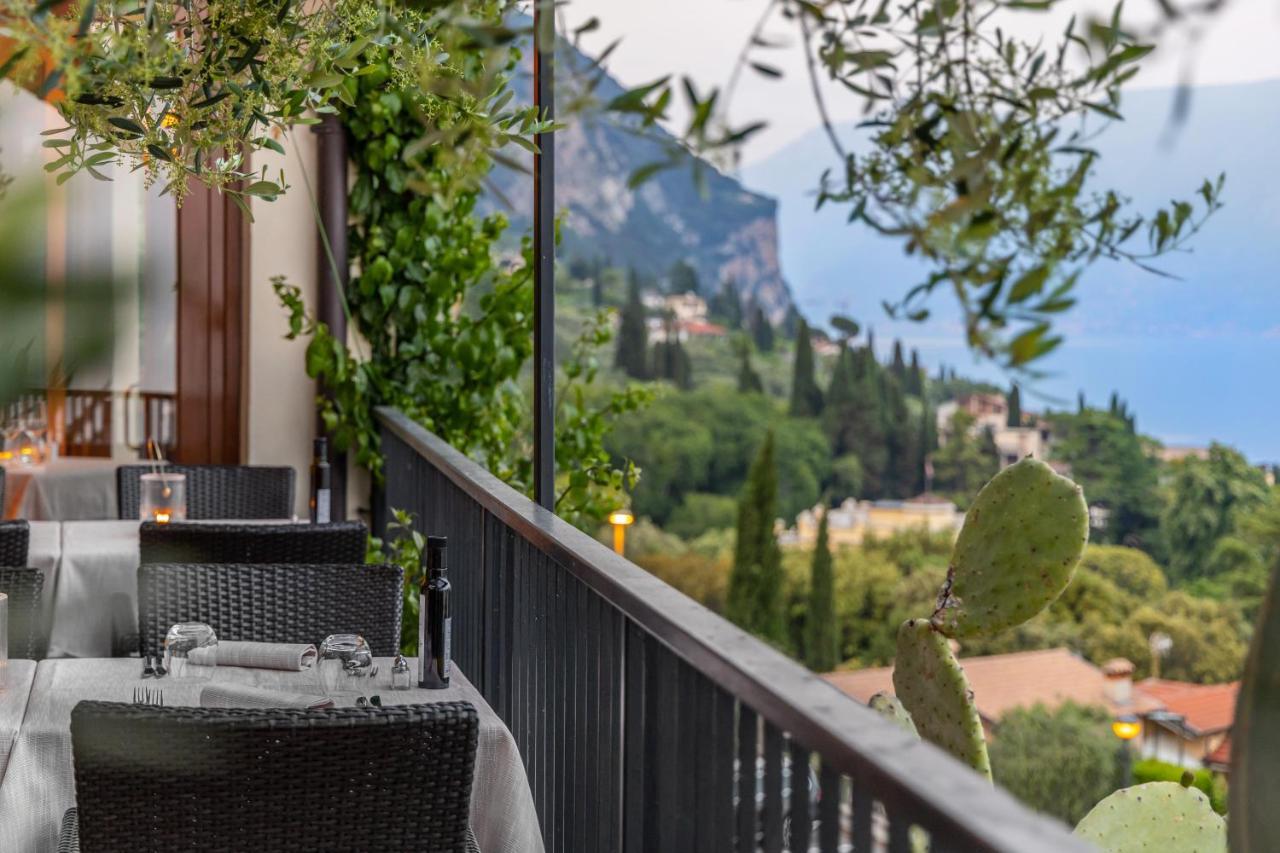 Hotel Meandro - Lake View Gargnano Bagian luar foto