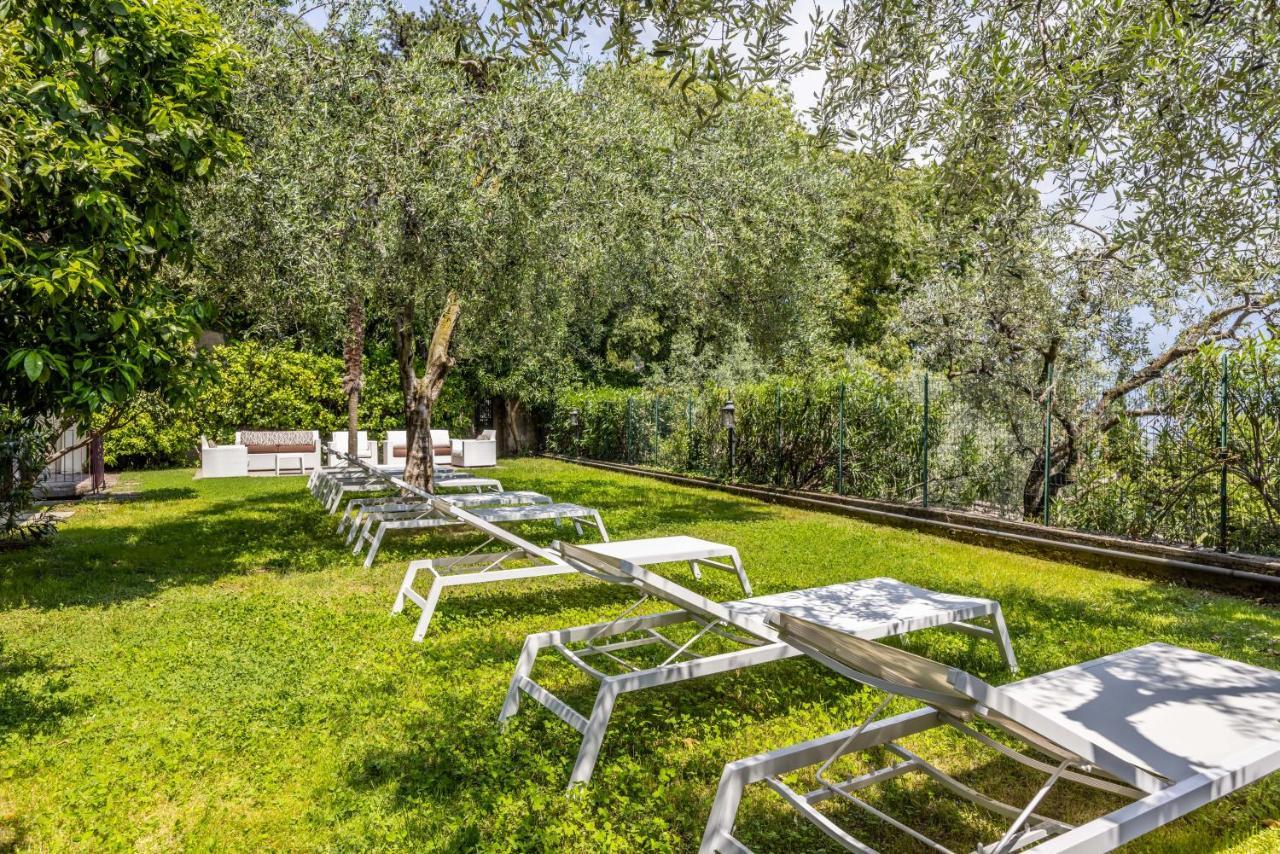 Hotel Meandro - Lake View Gargnano Bagian luar foto