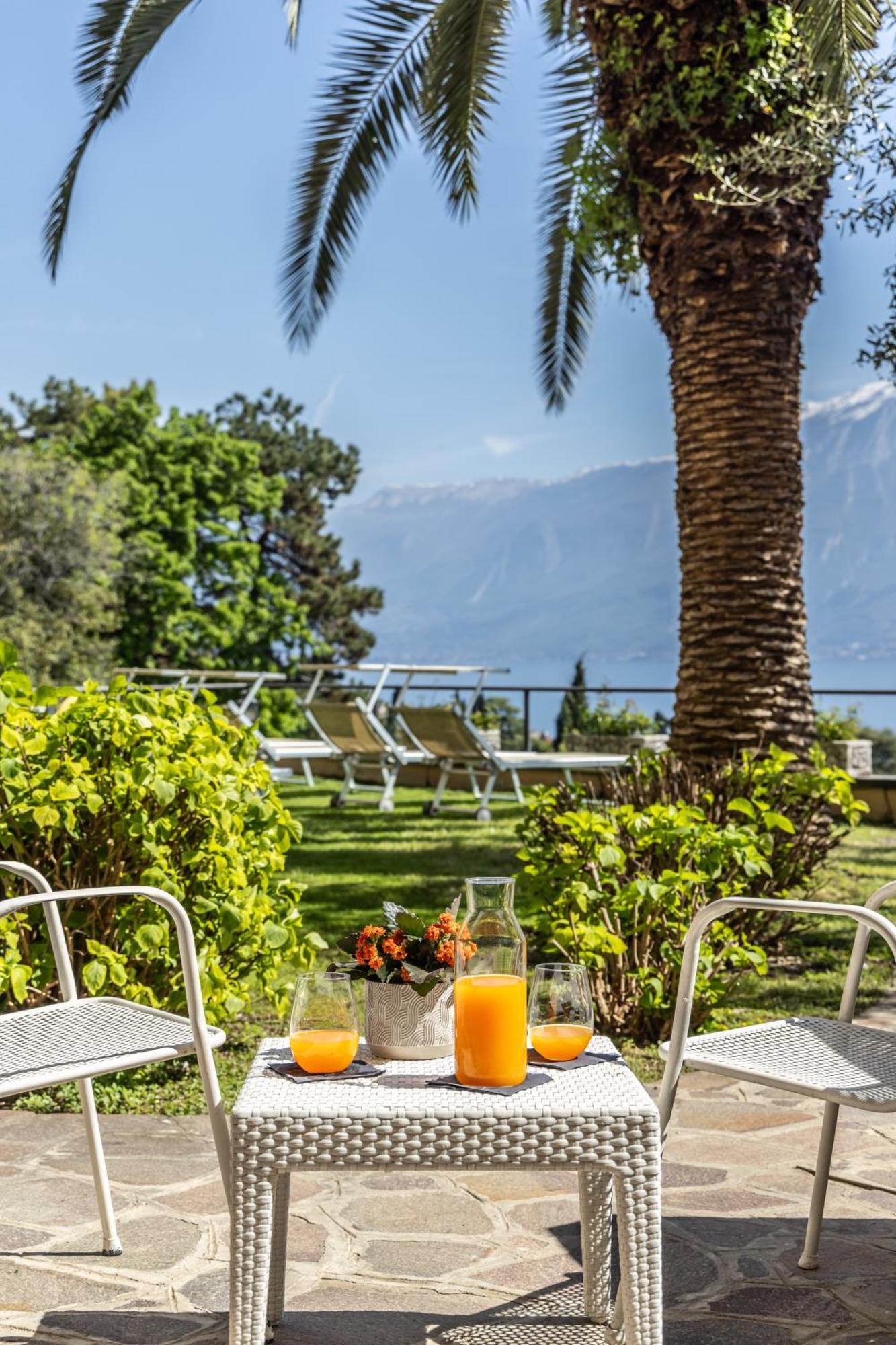 Hotel Meandro - Lake View Gargnano Bagian luar foto