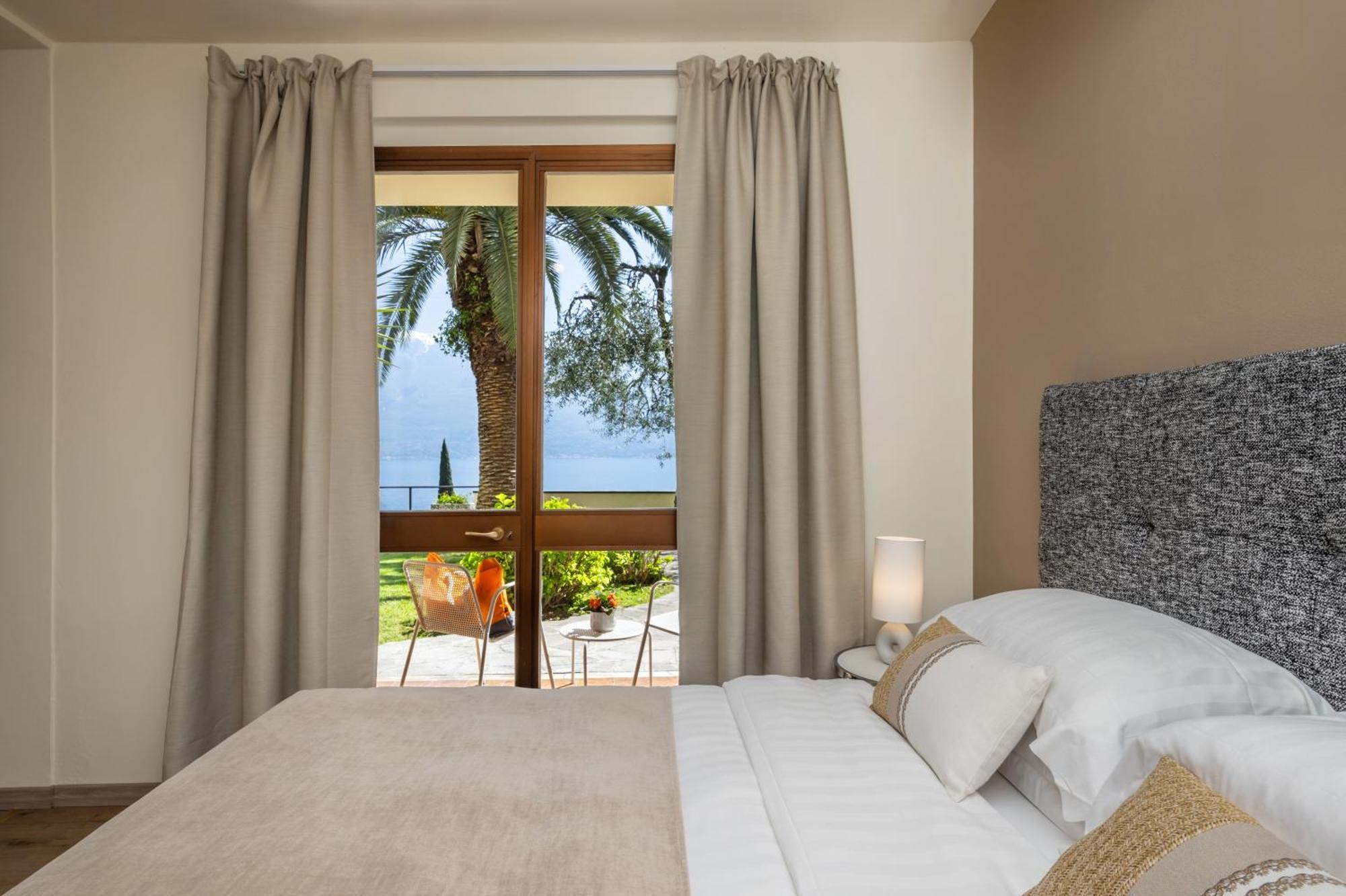 Hotel Meandro - Lake View Gargnano Bagian luar foto