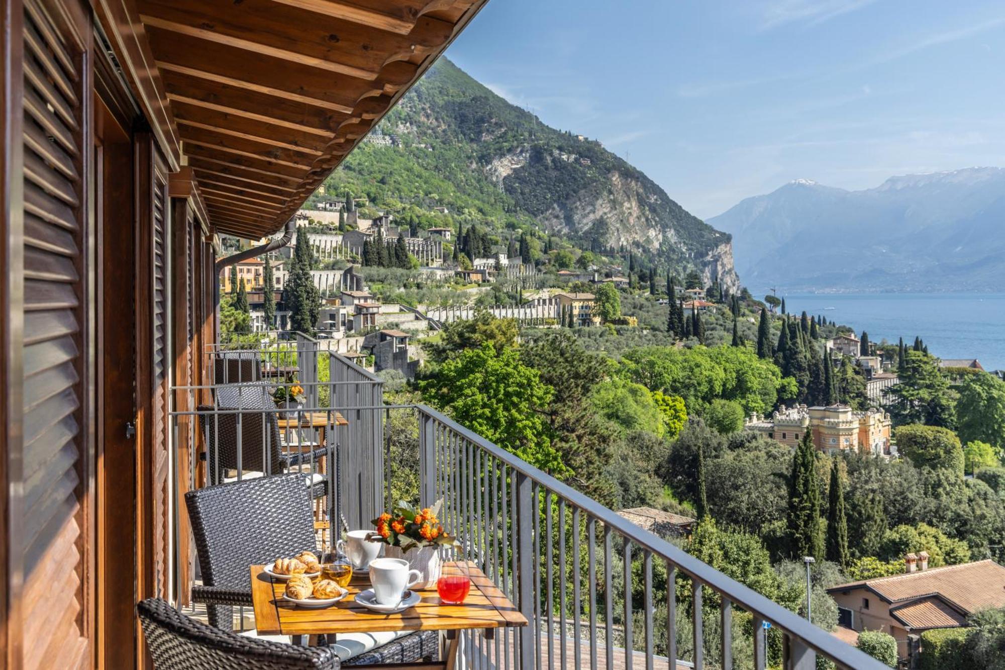 Hotel Meandro - Lake View Gargnano Bagian luar foto