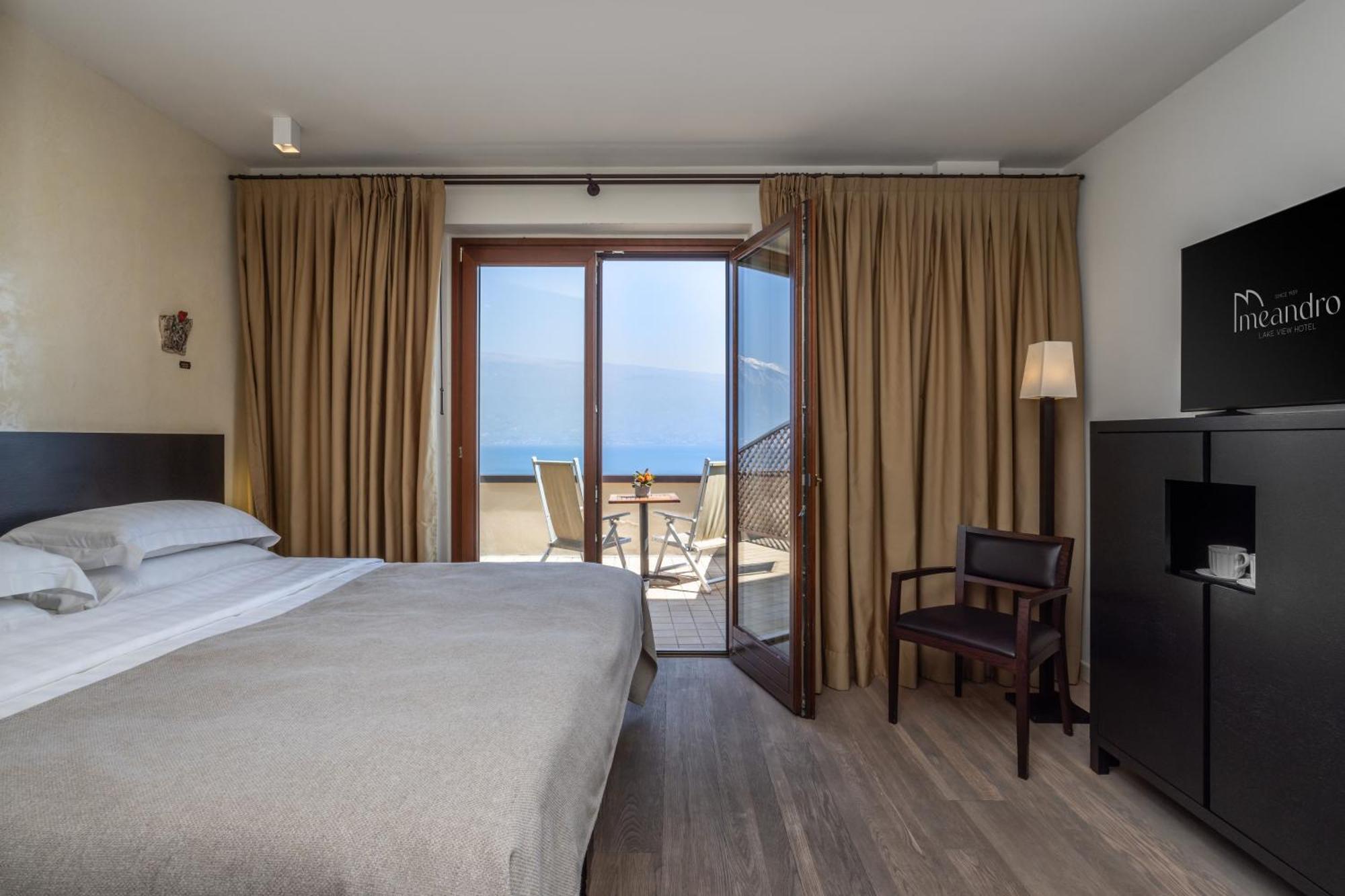 Hotel Meandro - Lake View Gargnano Ruang foto
