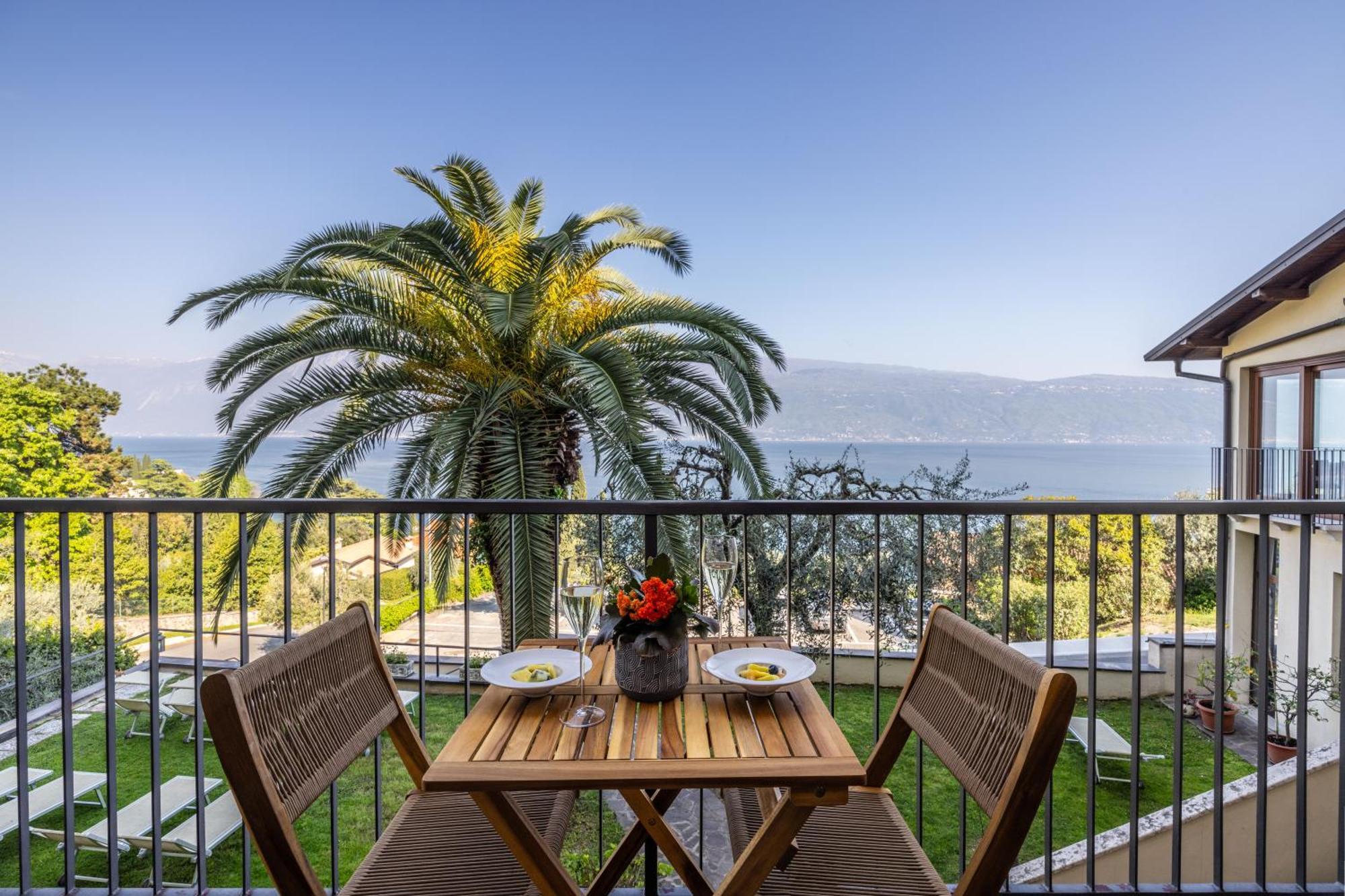Hotel Meandro - Lake View Gargnano Bagian luar foto
