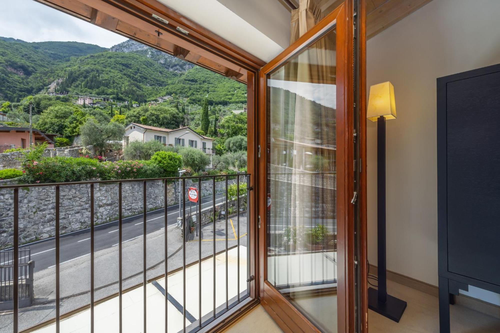 Hotel Meandro - Lake View Gargnano Ruang foto