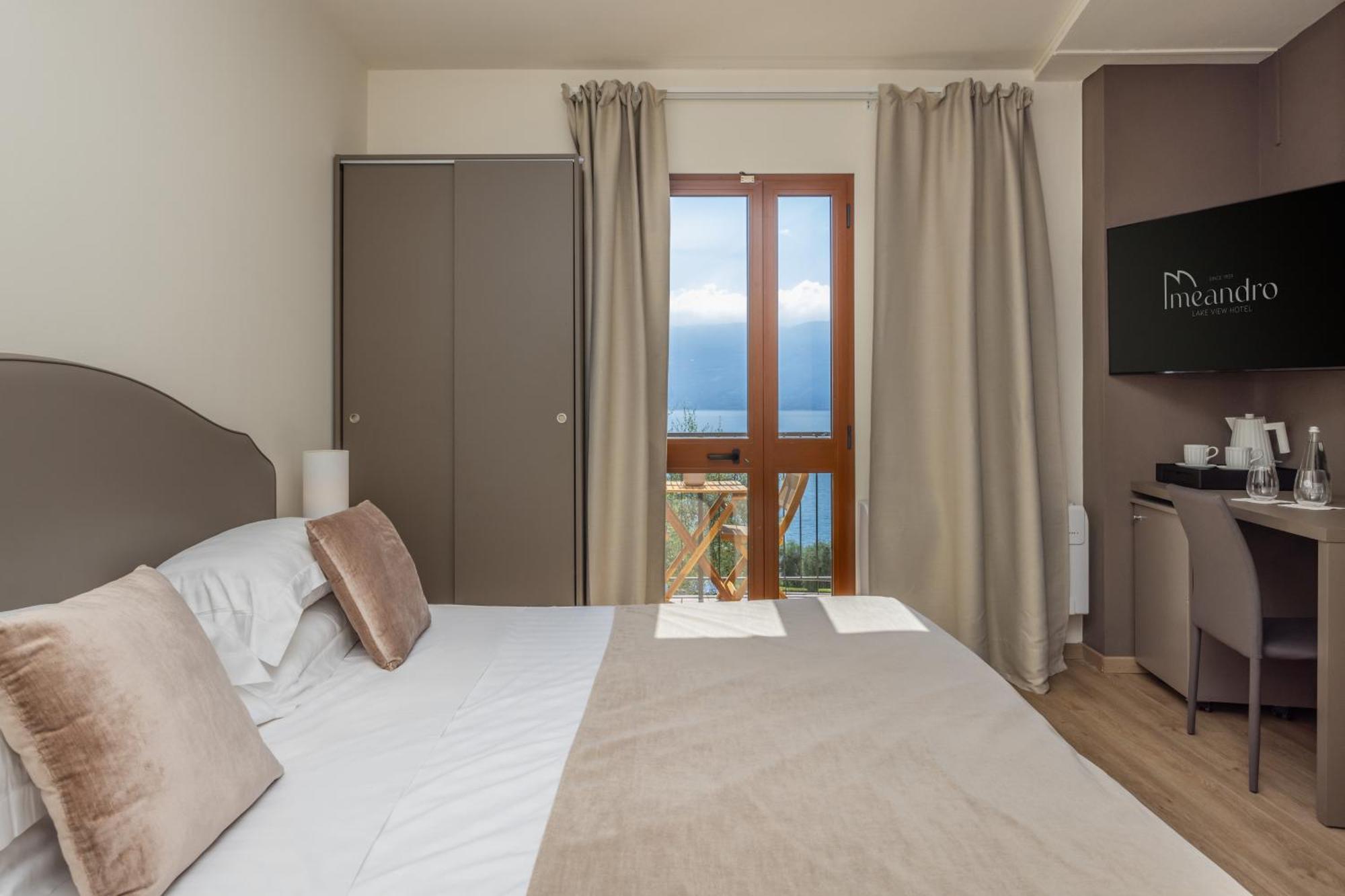 Hotel Meandro - Lake View Gargnano Bagian luar foto