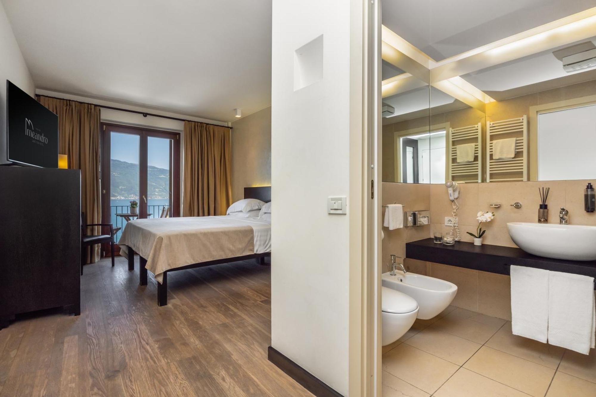 Hotel Meandro - Lake View Gargnano Bagian luar foto