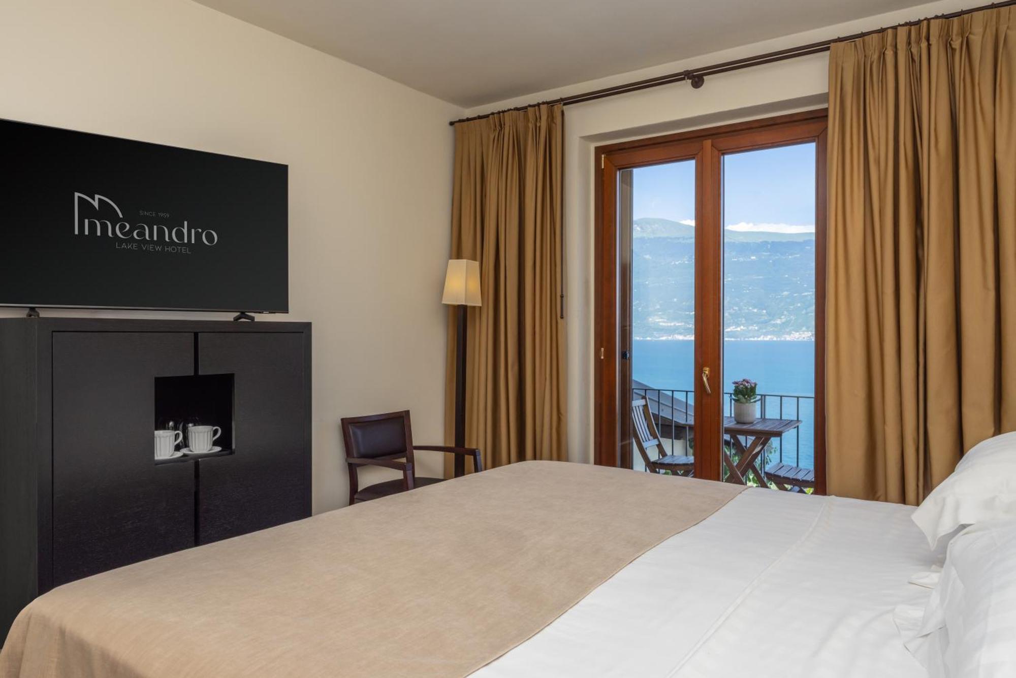 Hotel Meandro - Lake View Gargnano Bagian luar foto