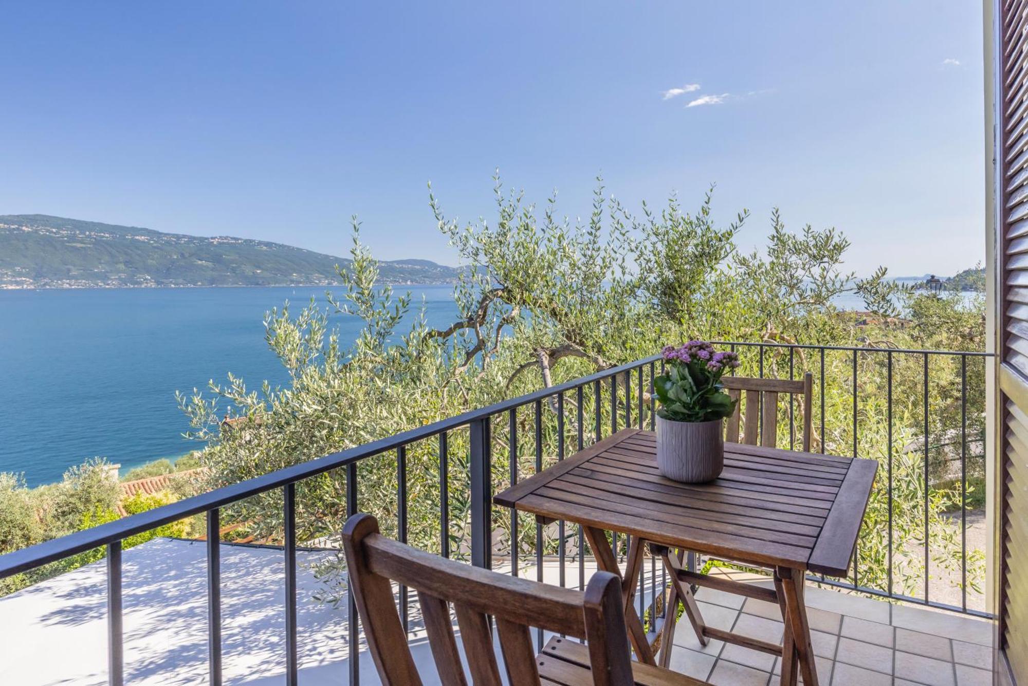 Hotel Meandro - Lake View Gargnano Bagian luar foto